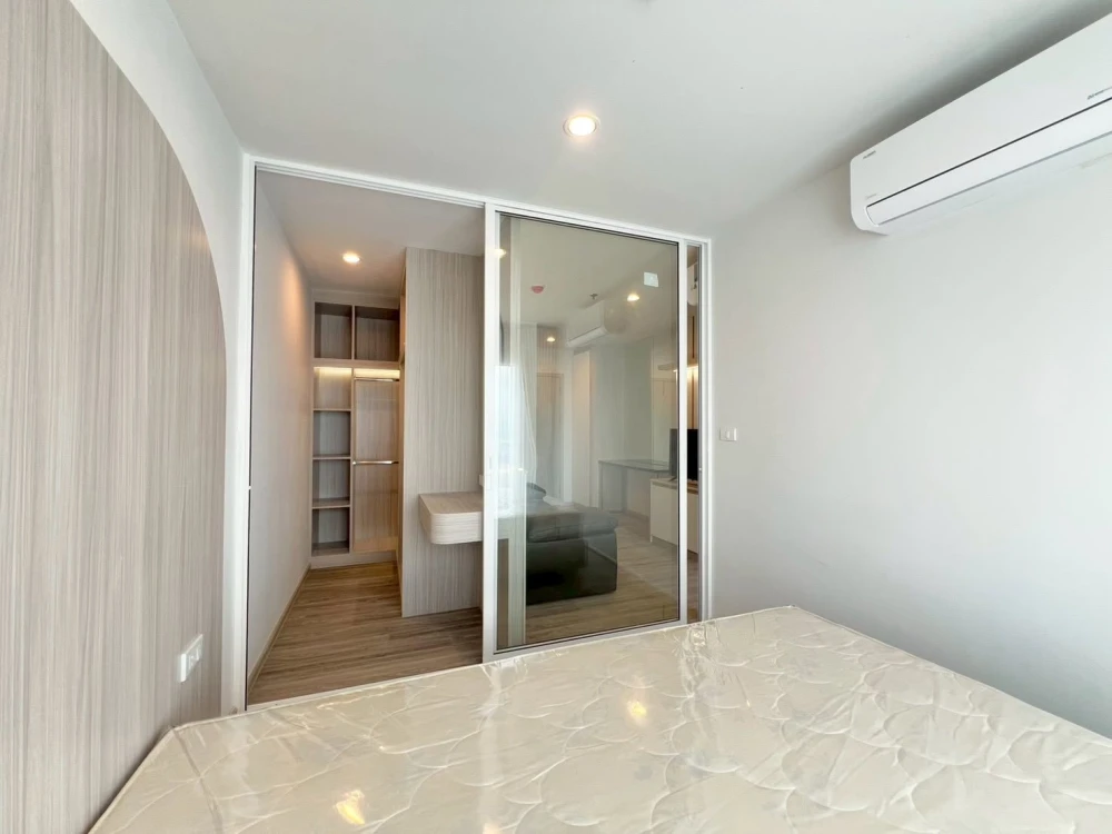 Condo for rent at Regent Home Bangna. Fully furnished with built-in furniture and a walk-in closet. Great value! You definitely don't want to miss thi