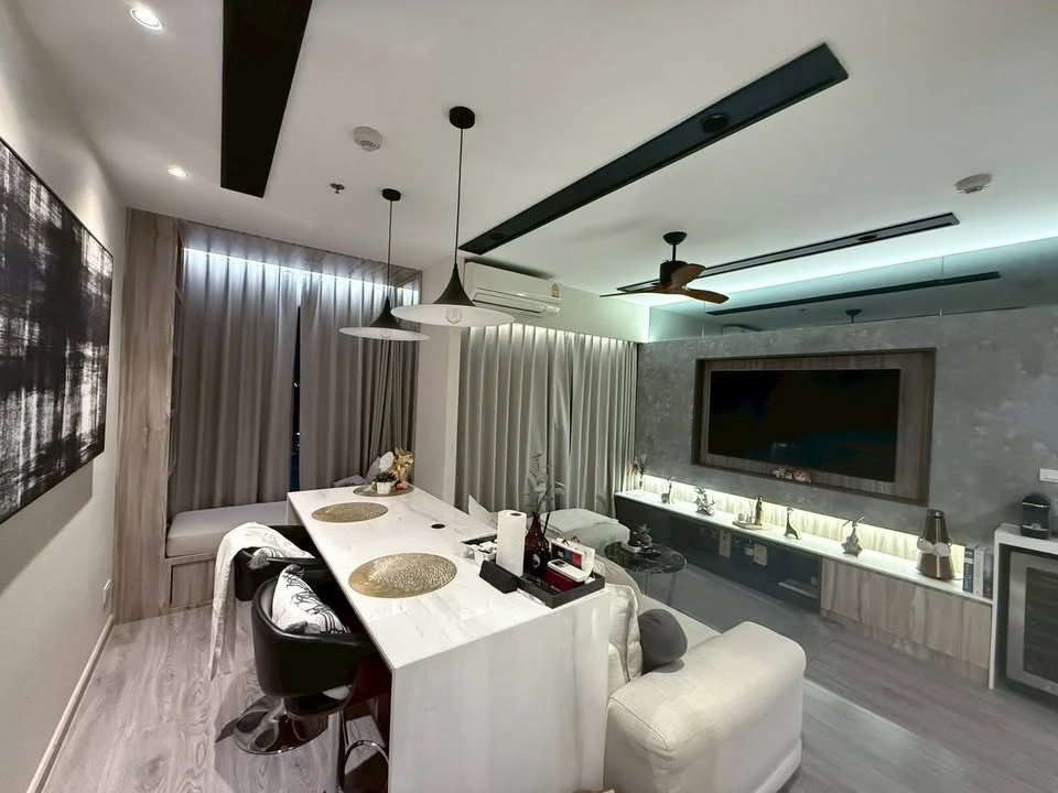 Condo for rent at Ideo Mobi Sukhumvit 66. Nicely decorated with high-quality built-in furniture. Amazing price! Book now, don't miss out!