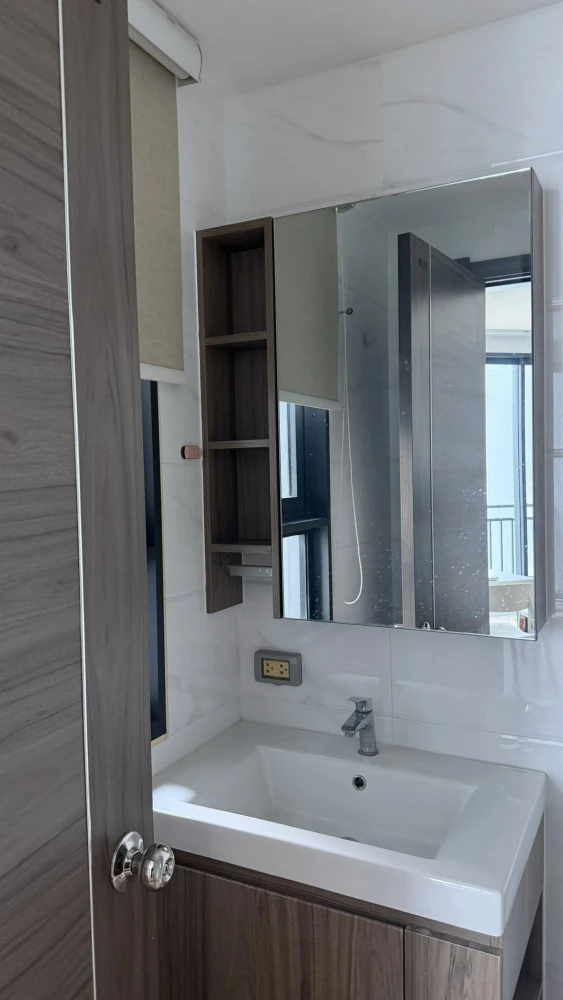 For rent: Artisan Ratchada, high floor unit, spacious and fully furnished. Book now!