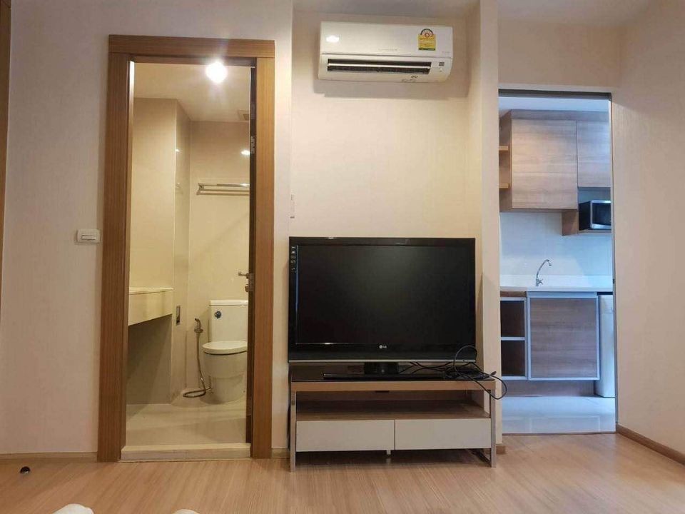 Sell RHYTHM Ratchada-Huay Kwang, spacious room, partitioned Add wallpaper to the whole room Good like this. Hurry up to reserve.