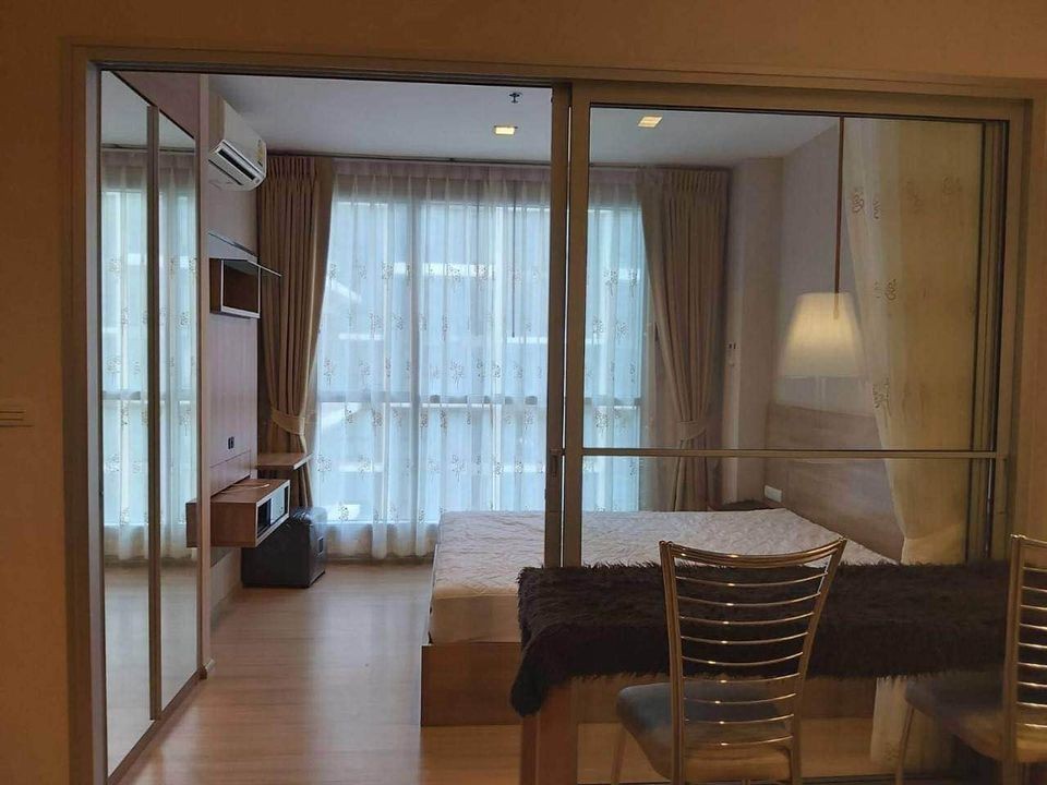 Sell RHYTHM Ratchada-Huay Kwang, spacious room, partitioned Add wallpaper to the whole room Good like this. Hurry up to reserve.