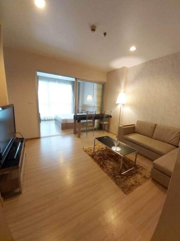 Sell RHYTHM Ratchada-Huay Kwang, spacious room, partitioned Add wallpaper to the whole room Good like this. Hurry up to reserve.