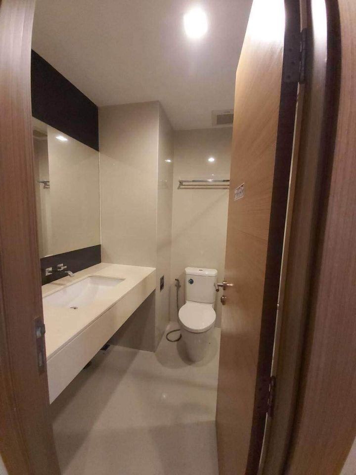Sell RHYTHM Ratchada-Huay Kwang, spacious room, partitioned Add wallpaper to the whole room Good like this. Hurry up to reserve.