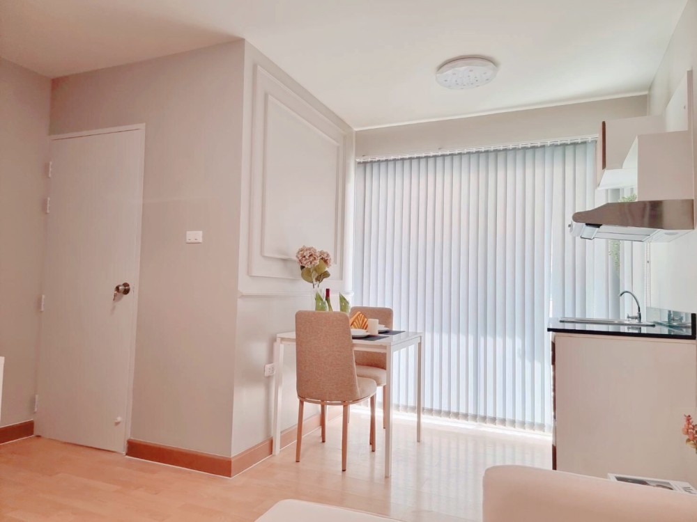 Selling SMART CONDO RAMA 2 rooms decorated warm and inviting. There is a large sofa that is very comfortable to sit on. You can't reserve it anymore.
