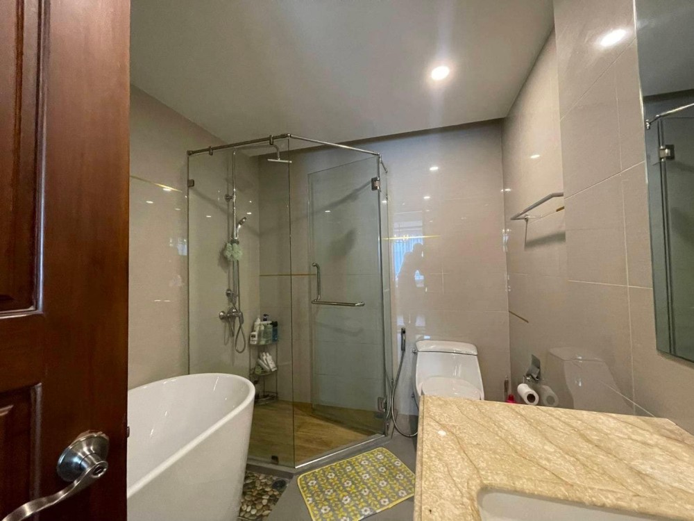 Condo for sale, Amaranta Residence, pool view room, beautifully decorated in hotel style Comes with a bathtub. Book now.