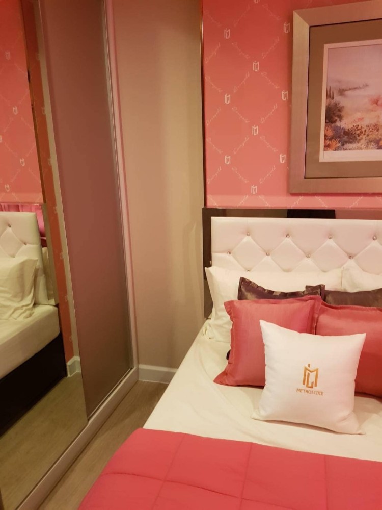 Condo for sale, Metro Luxe Ratchada, beautifully decorated room, looks good, very stylish, built-in walls, cool, don't miss it, book now.