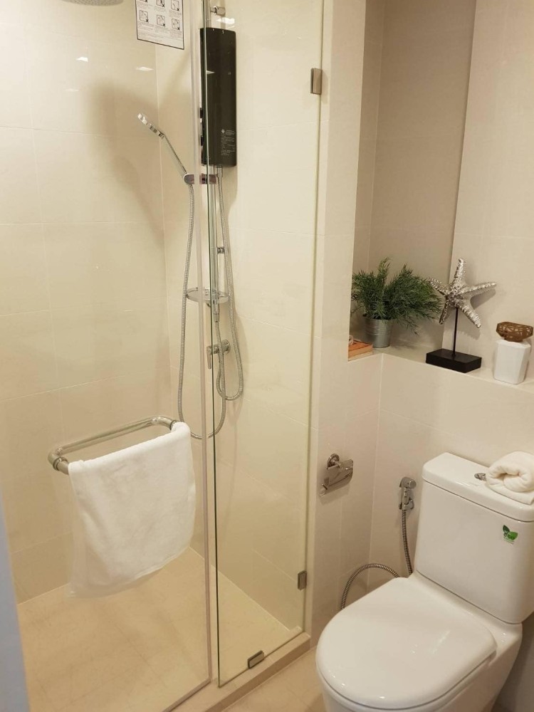 Condo for sale, Metro Luxe Ratchada, beautifully decorated room, looks good, very stylish, built-in walls, cool, don't miss it, book now.