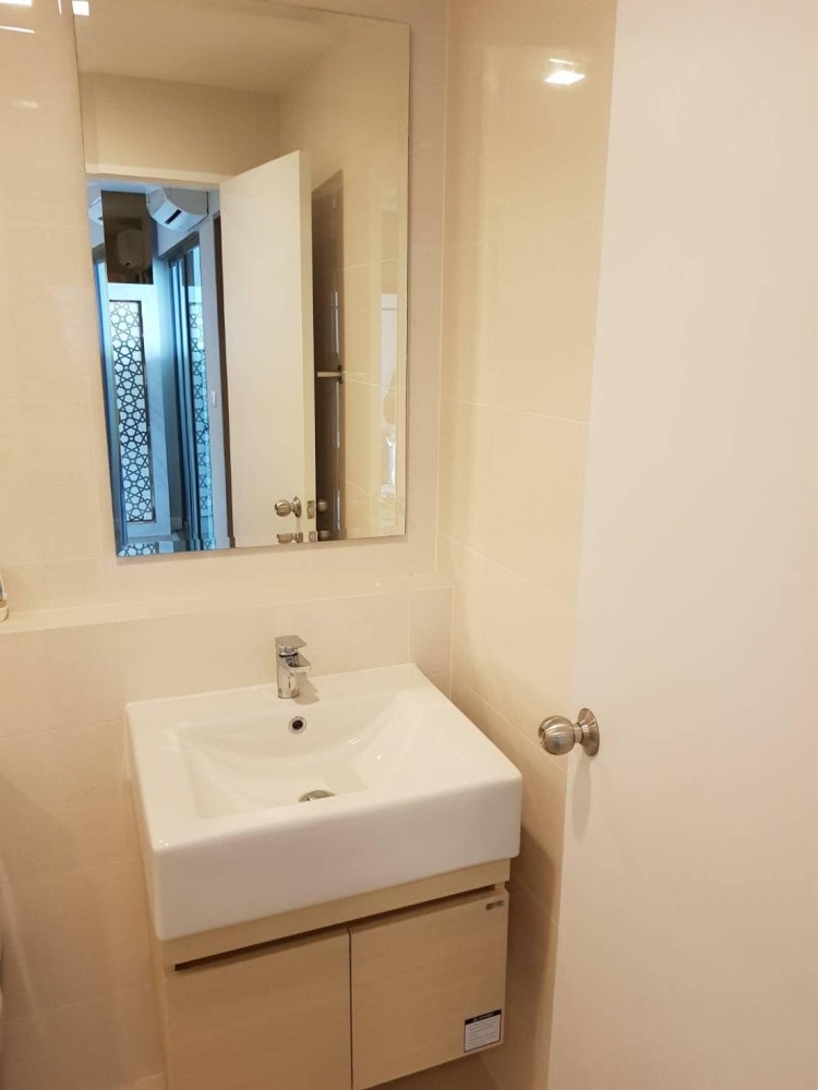 Condo for sale, Metro Luxe Ratchada, beautifully decorated room, looks good, very stylish, built-in walls, cool, don't miss it, book now.