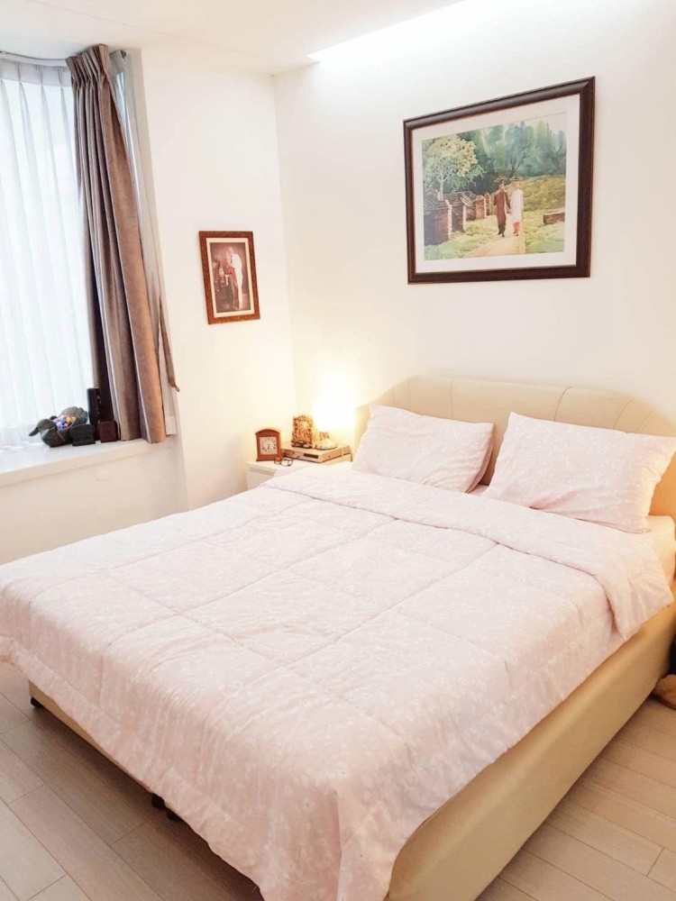 Condo for sale, T C Green, 23rd floor, beautiful view, lots of usable space. Comes with complete facilities. Book now.