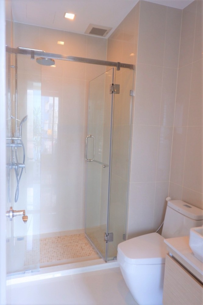 Condo for sale, Q Asoke, south balcony pool view Fully furnished. Don't wait. Hurry up.