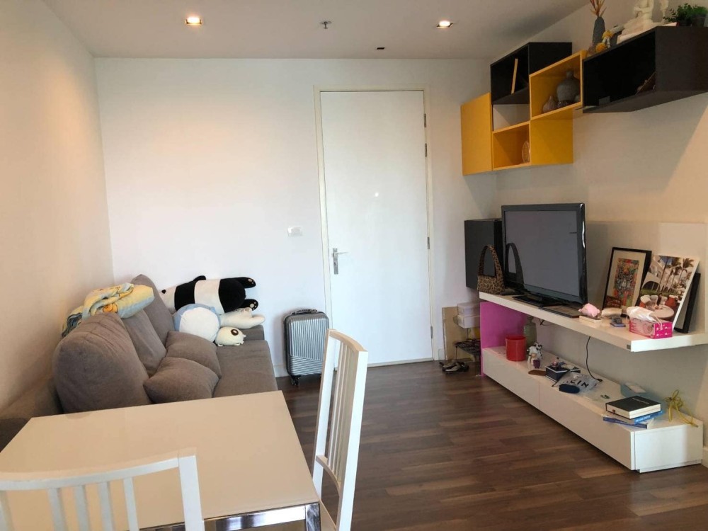 Condo for sale, The Room Sathorn-Taksin, same floor with garden and swimming pool, very convenient, hurry to book!!