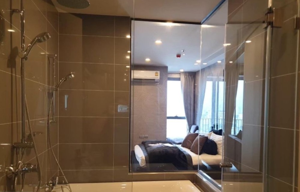 For Sale Q Chidlom-Phetchaburi well decorated room Install wallpaper in the whole room, the view is not locked, hurry up to reserve before it's out of