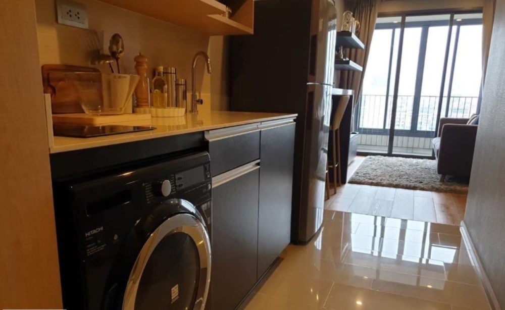 For Sale Q Chidlom-Phetchaburi well decorated room Install wallpaper in the whole room, the view is not locked, hurry up to reserve before it's out of