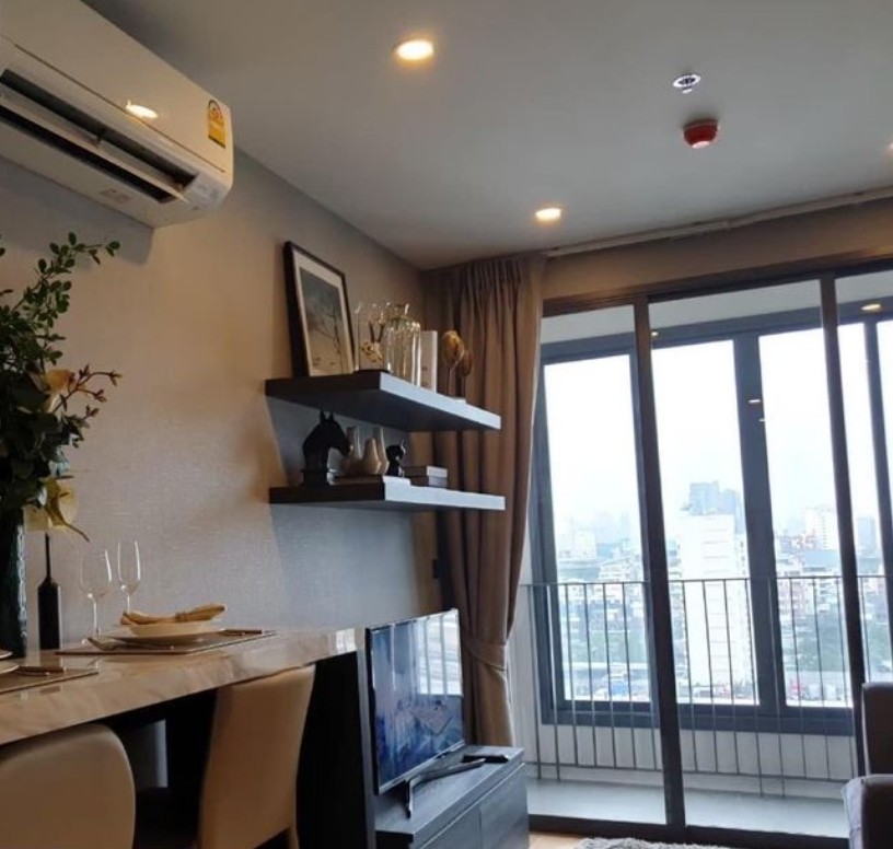 For Sale Q Chidlom-Phetchaburi well decorated room Install wallpaper in the whole room, the view is not locked, hurry up to reserve before it's out of