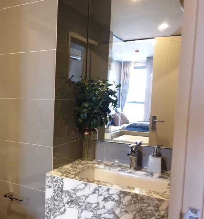 For Sale Q Chidlom-Phetchaburi well decorated room Install wallpaper in the whole room, the view is not locked, hurry up to reserve before it's out of