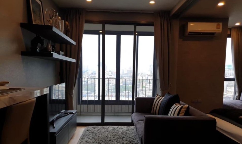 For Sale Q Chidlom-Phetchaburi well decorated room Install wallpaper in the whole room, the view is not locked, hurry up to reserve before it's out of
