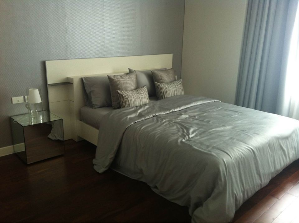 Circle Condominium for sale, fully furnished, complete with electrical appliances, ready to move in, convenient to travel