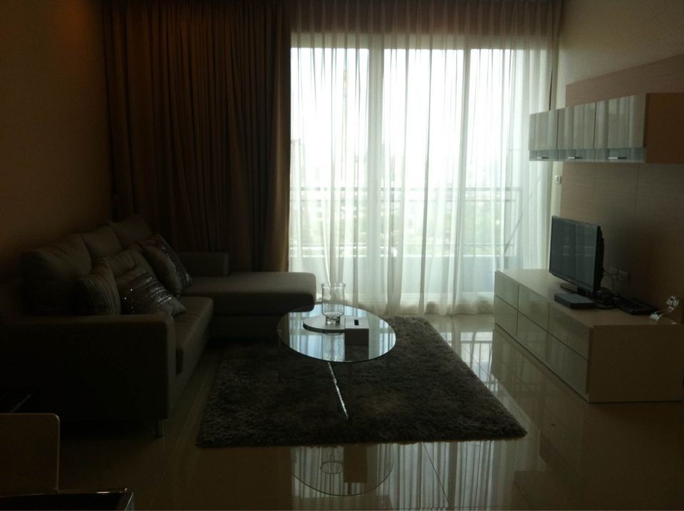 Circle Condominium for sale, fully furnished, complete with electrical appliances, ready to move in, convenient to travel