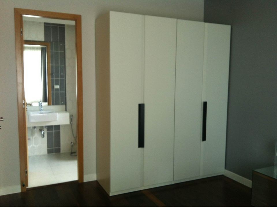Circle Condominium for sale, fully furnished, complete with electrical appliances, ready to move in, convenient to travel