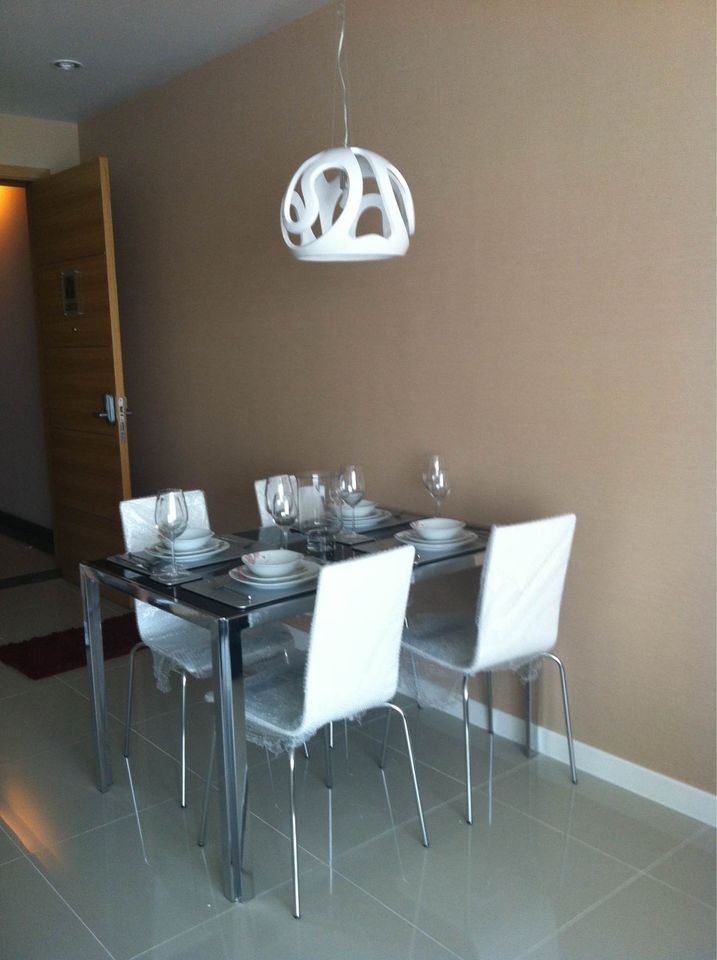 Circle Condominium for sale, fully furnished, complete with electrical appliances, ready to move in, convenient to travel
