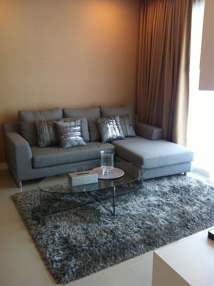 Circle Condominium for sale, fully furnished, complete with electrical appliances, ready to move in, convenient to travel