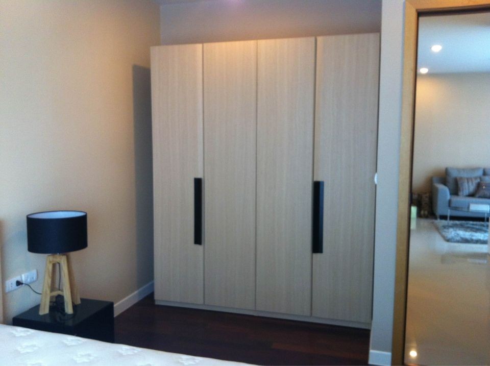 Circle Condominium for sale, fully furnished, complete with electrical appliances, ready to move in, convenient to travel