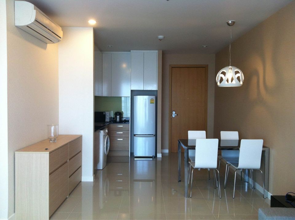 Circle Condominium for sale, fully furnished, complete with electrical appliances, ready to move in, convenient to travel