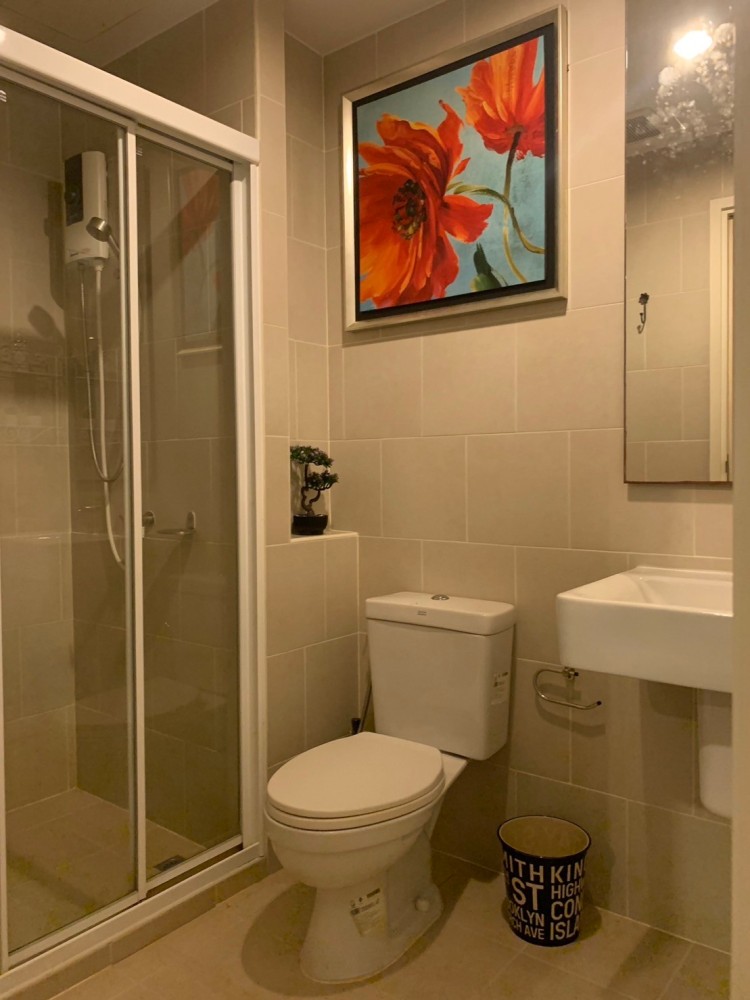 Selling The Base Chaengwattana, all furniture in the room with complete set of electrical appliances can move in immediately