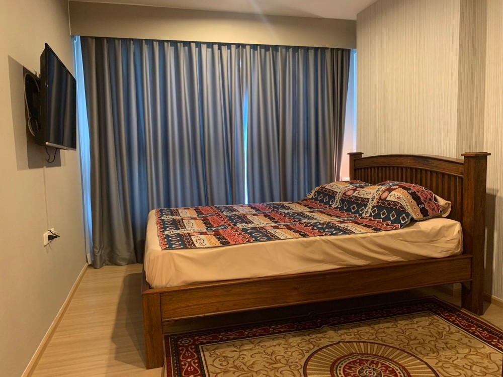 Selling The Base Chaengwattana, all furniture in the room with complete set of electrical appliances can move in immediately
