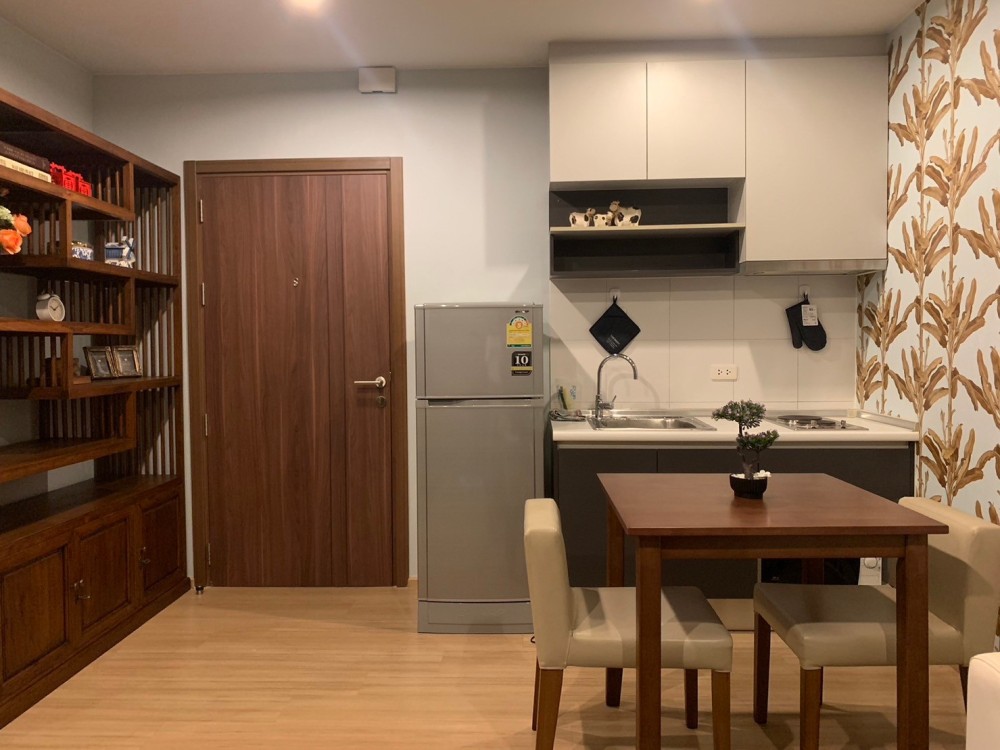 Selling The Base Chaengwattana, all furniture in the room with complete set of electrical appliances can move in immediately