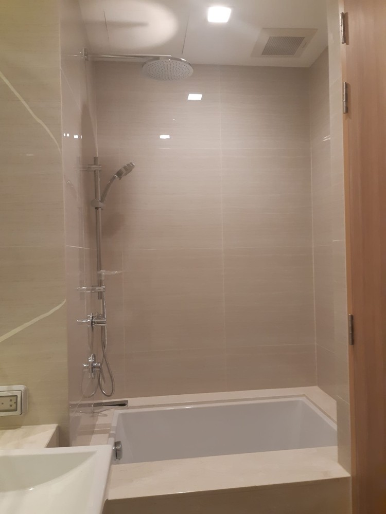 Condo for sale, rent, Noble Bee Sukhumvit 33, high floor, ready to move in room. Fully furnished, convenient to travel