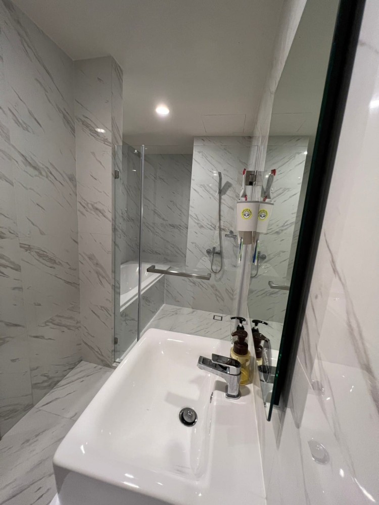 For sale, for rent!! Condo Ideo Mobi Sukhumvit East Point, bedroom with view of Mahanakhon building, decorated in Luxury style. Book now!!