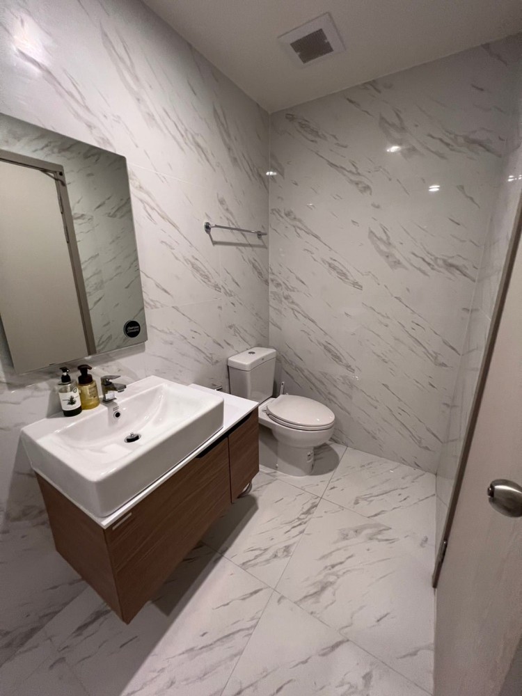 For sale, for rent!! Condo Ideo Mobi Sukhumvit East Point, bedroom with view of Mahanakhon building, decorated in Luxury style. Book now!!