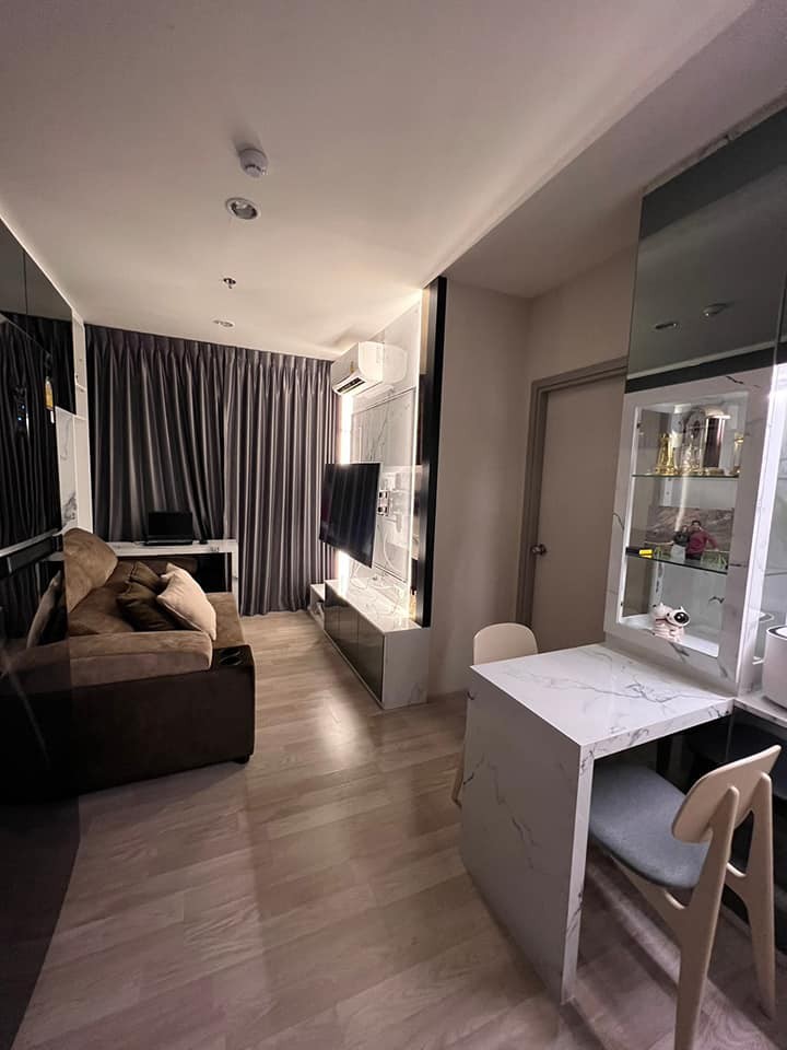 For sale, for rent!! Condo Ideo Mobi Sukhumvit East Point, bedroom with view of Mahanakhon building, decorated in Luxury style. Book now!!