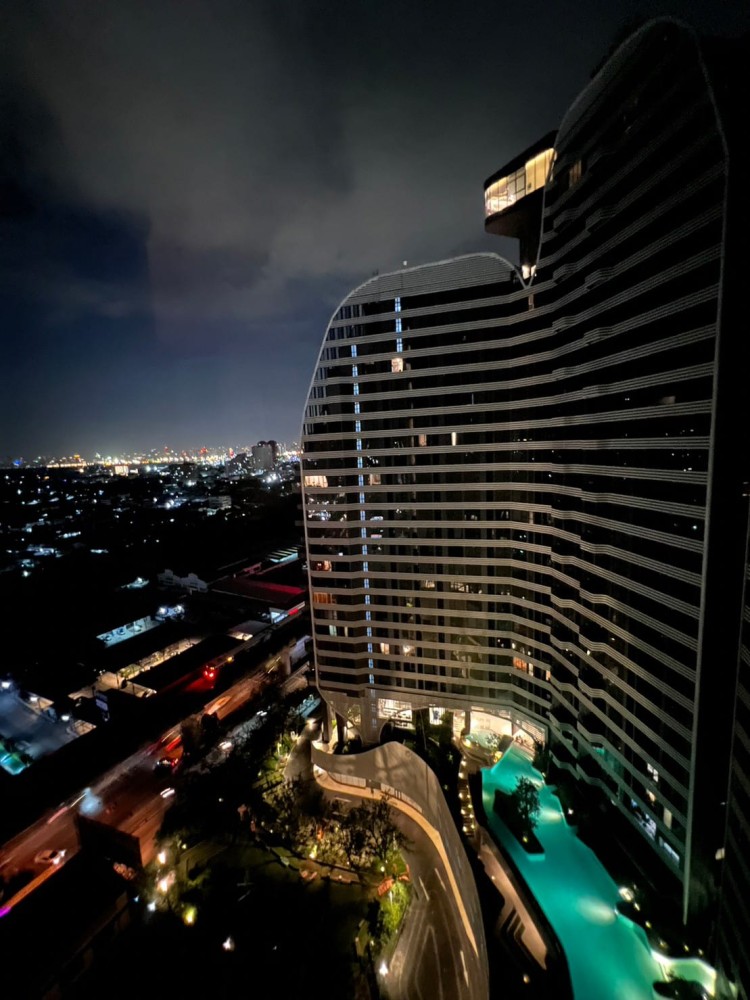 For sale, for rent!! Condo Ideo Mobi Sukhumvit East Point, bedroom with view of Mahanakhon building, decorated in Luxury style. Book now!!