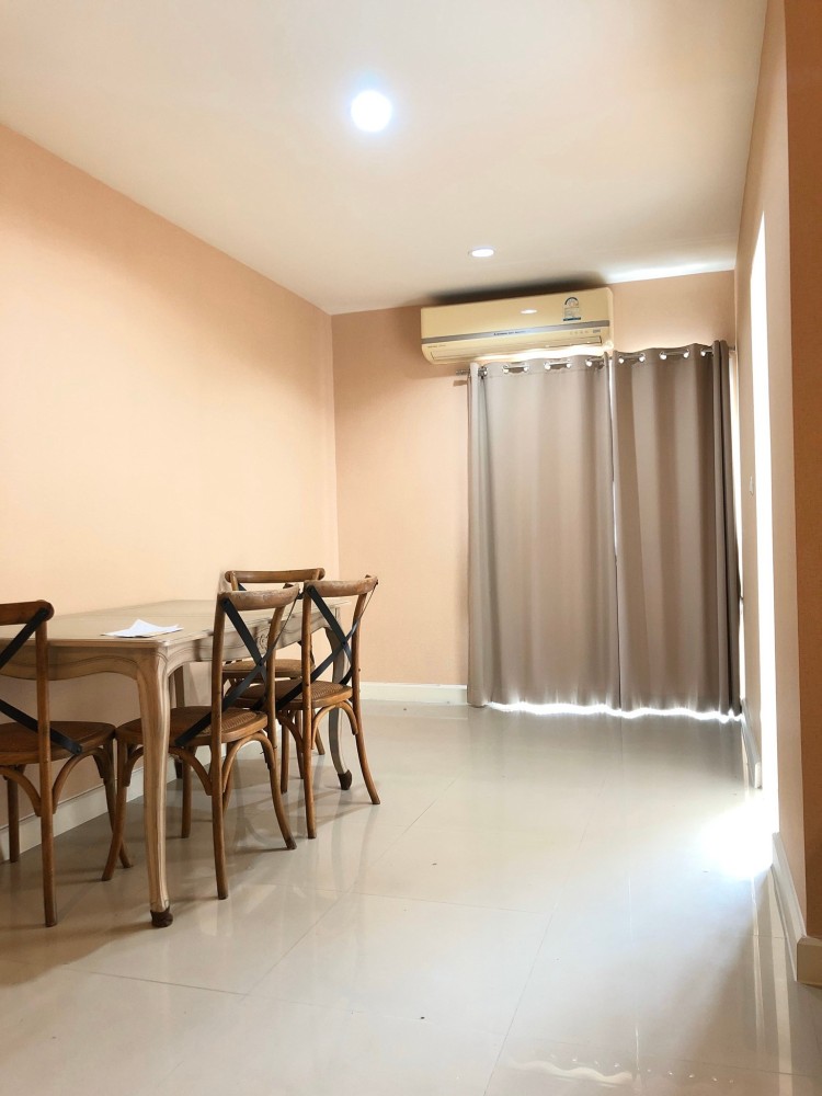 Sell / rent Metro Park Sathorn Condo, furniture + complete electrical appliances The most corner room Hurry up to reserve it.