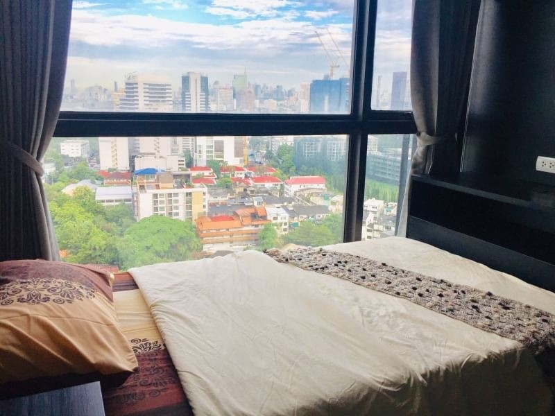 Sale with tenants: Condo Rhythm Sukhumvit 44/1, high floor, 2 bedrooms, fully furnished, good location, worth investing in, don't wait.