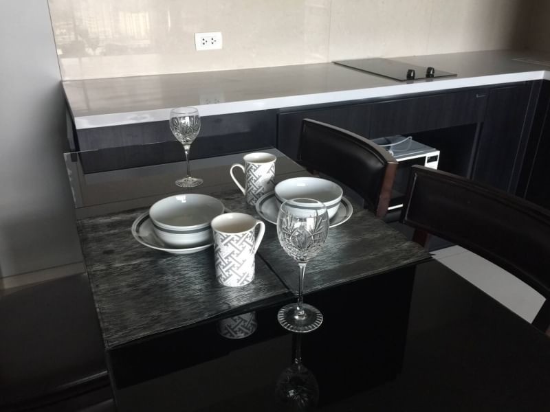 Sale with tenants: Condo Rhythm Sukhumvit 44/1, high floor, 2 bedrooms, fully furnished, good location, worth investing in, don't wait.
