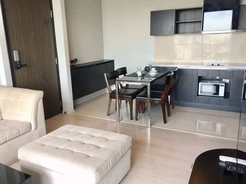 Sale with tenants: Condo Rhythm Sukhumvit 44/1, high floor, 2 bedrooms, fully furnished, good location, worth investing in, don't wait.