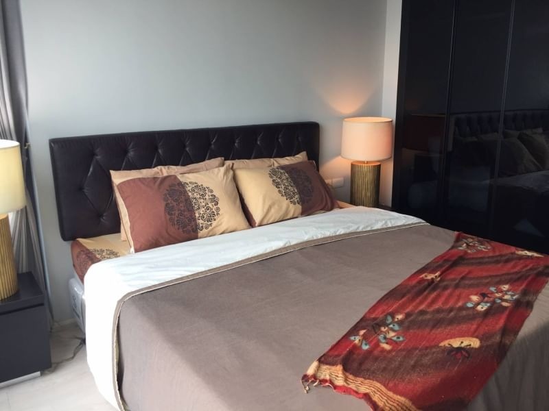 Sale with tenants: Condo Rhythm Sukhumvit 44/1, high floor, 2 bedrooms, fully furnished, good location, worth investing in, don't wait.