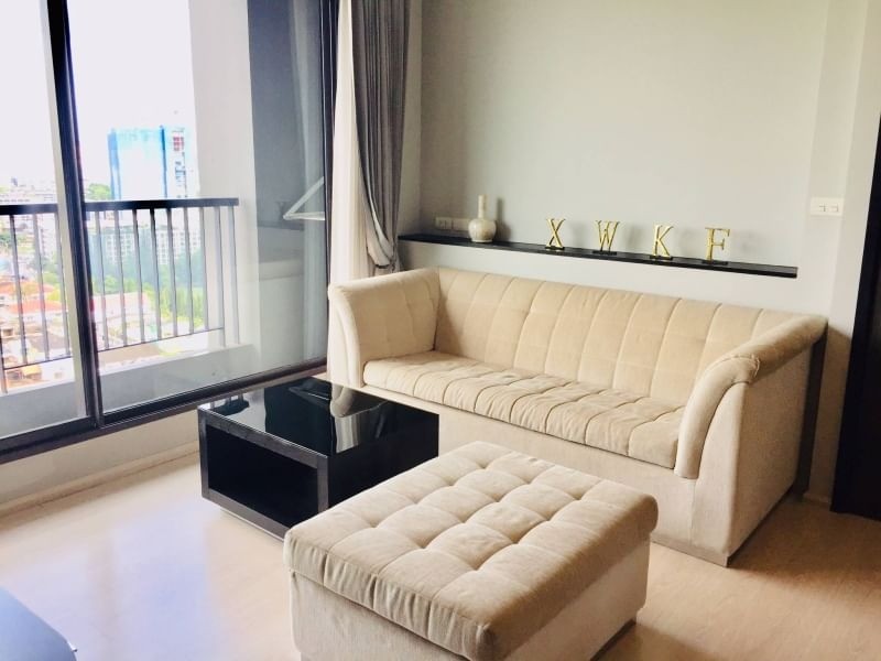 Sale with tenants: Condo Rhythm Sukhumvit 44/1, high floor, 2 bedrooms, fully furnished, good location, worth investing in, don't wait.