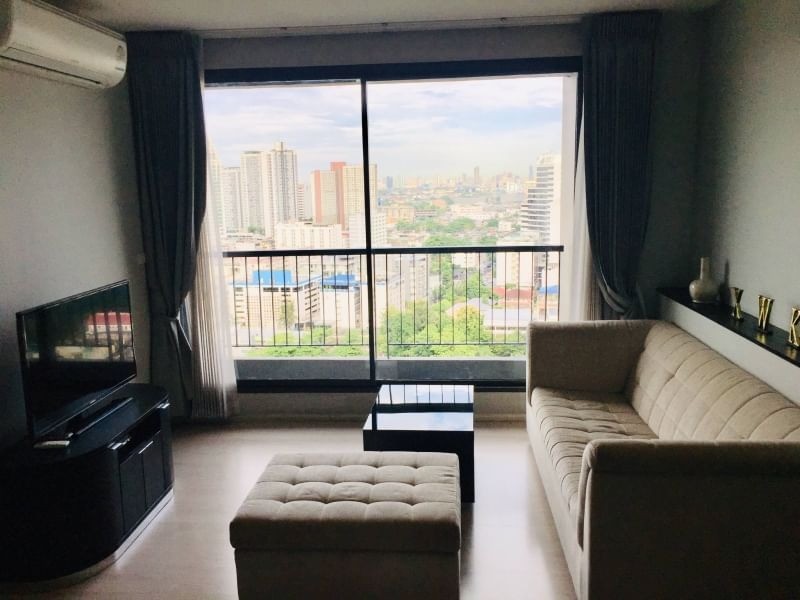 Sale with tenants: Condo Rhythm Sukhumvit 44/1, high floor, 2 bedrooms, fully furnished, good location, worth investing in, don't wait.