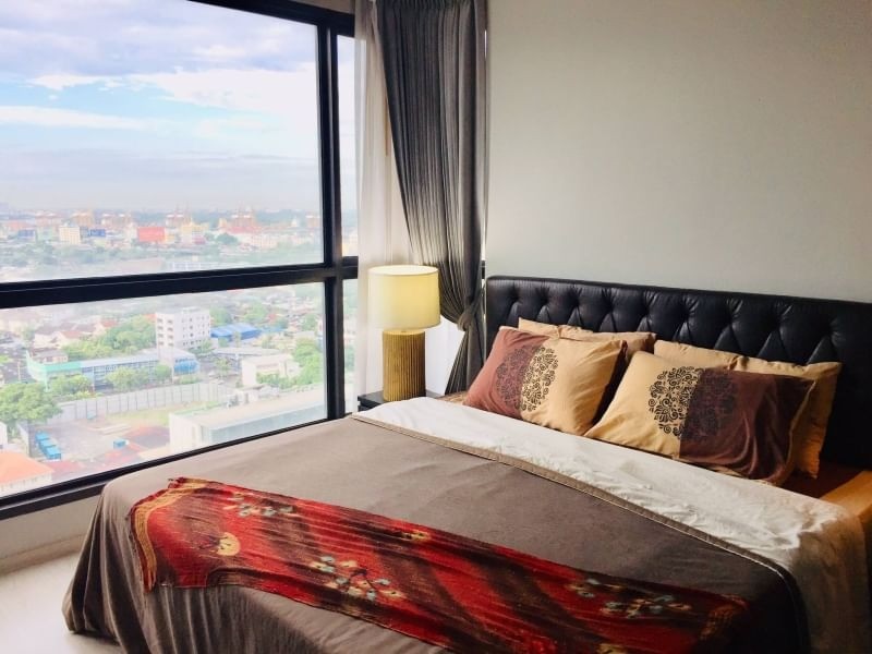 Sale with tenants: Condo Rhythm Sukhumvit 44/1, high floor, 2 bedrooms, fully furnished, good location, worth investing in, don't wait.
