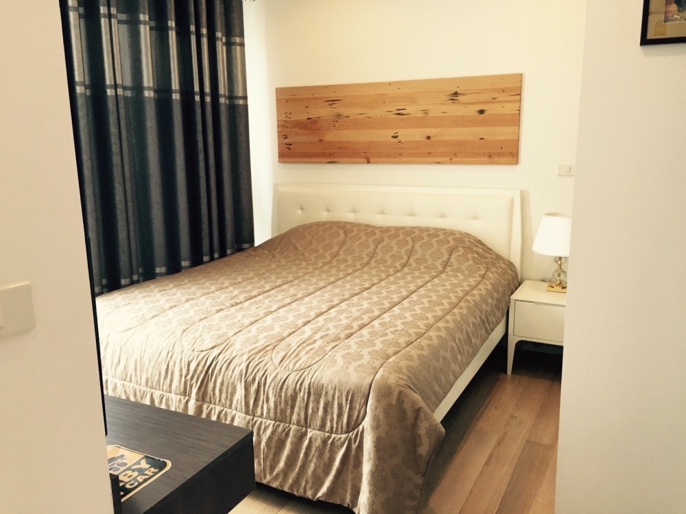 For rent!! Condo 15 Sukhumvit Residences, near BTS Asoke Nana, many shopping centers, don't miss it, urgent!!