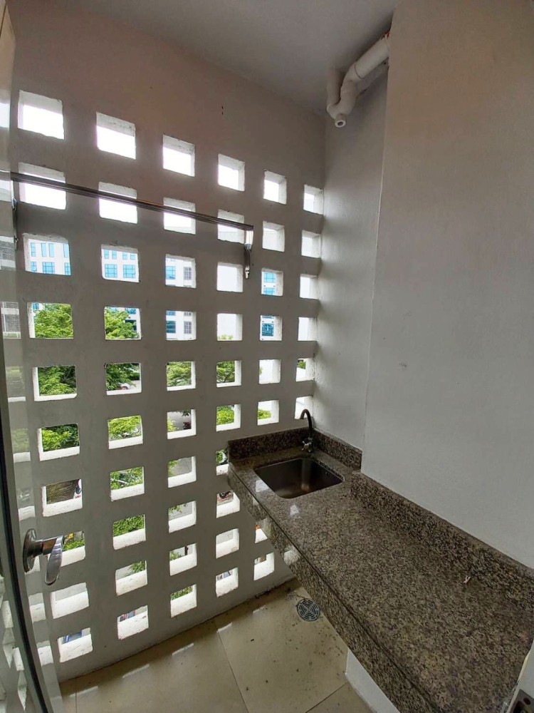 For rent!! I-House Laguna Garden RCA Condo, 4th floor, Building B, in the heart of RCA, good atmosphere, airy!!!