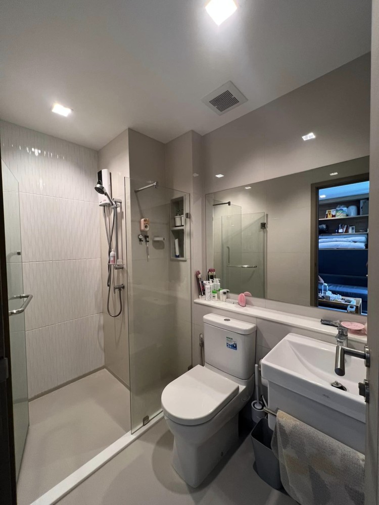 For rent, Life Asoke rama9, decorated with built-ins, the whole room is minimalist style, the storage space is perfect, don't wait.