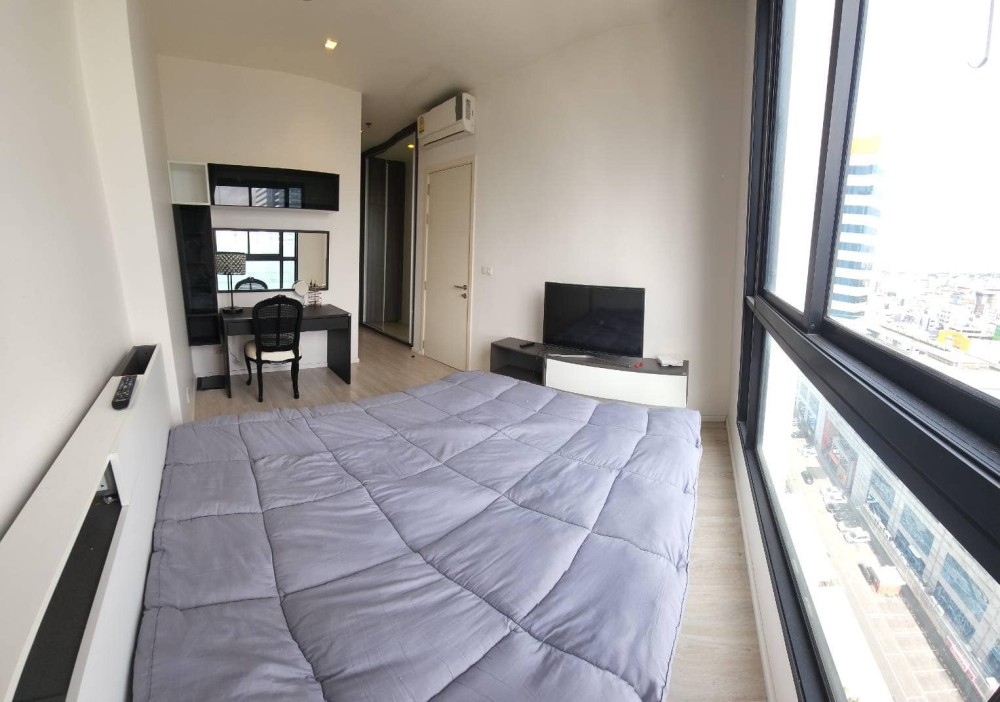 For rent, Quinn Condo Ratchada 17, fully furnished, spacious room, large balcony, large kitchen, buy now.