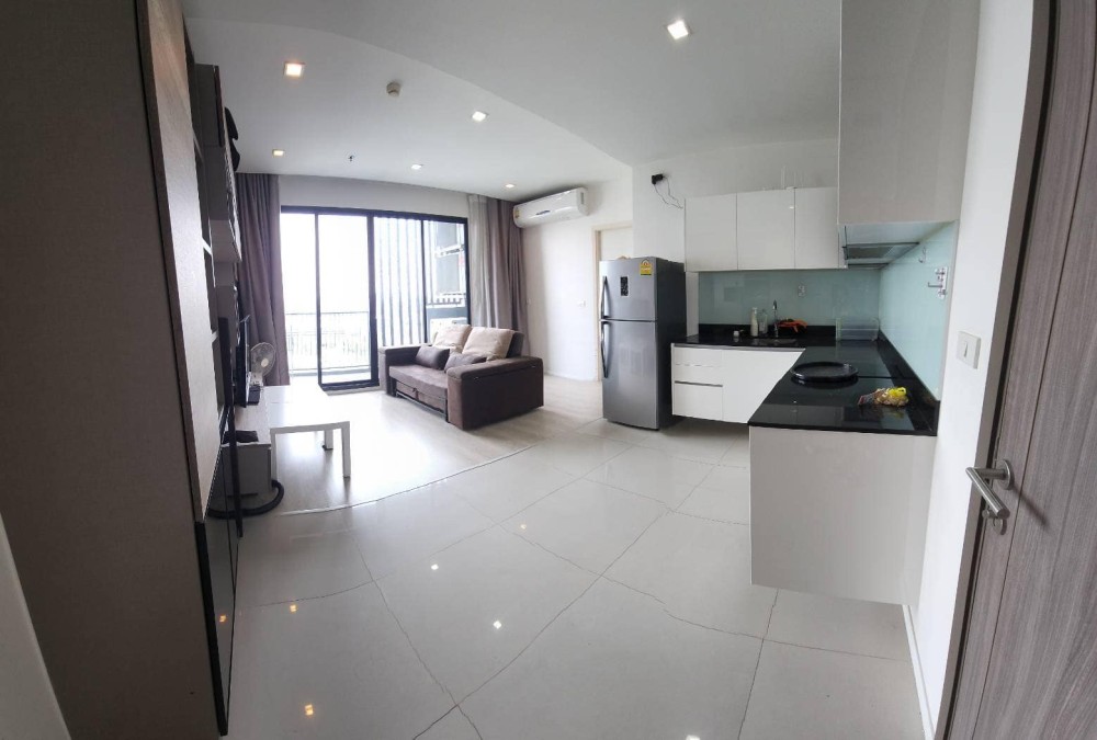 For rent, Quinn Condo Ratchada 17, fully furnished, spacious room, large balcony, large kitchen, buy now.