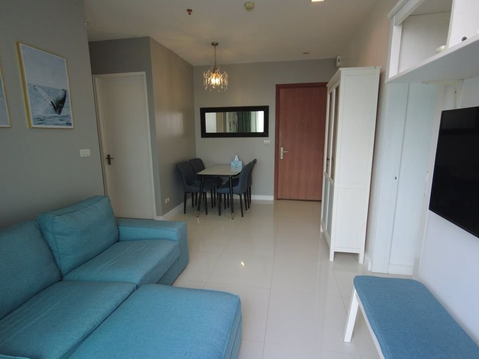 For rent, The Bloom Sukhumvit 71, spacious room, soft sofa, comfortable sitting. Comes with a big screen TV, watching movies to your heart's content H