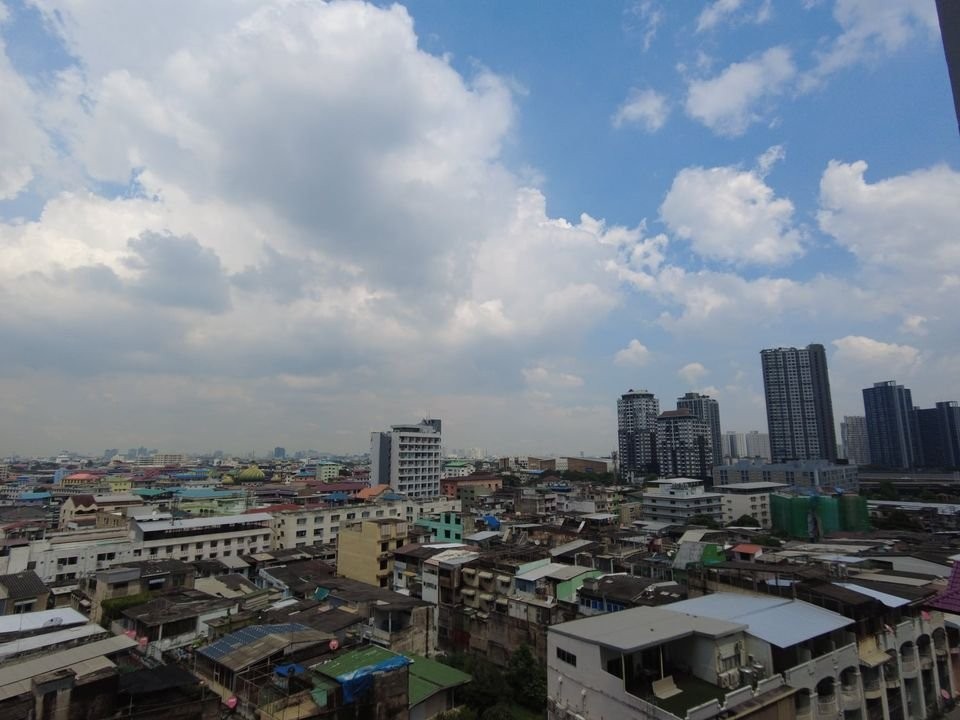 For rent, The Bloom Sukhumvit 71, spacious room, soft sofa, comfortable sitting. Comes with a big screen TV, watching movies to your heart's content H